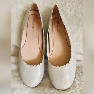 Vionic Women's Scalloped Cream Loafers